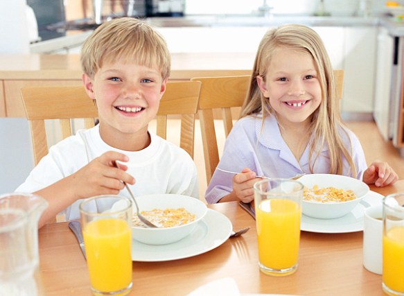 kids-eating-breakfast